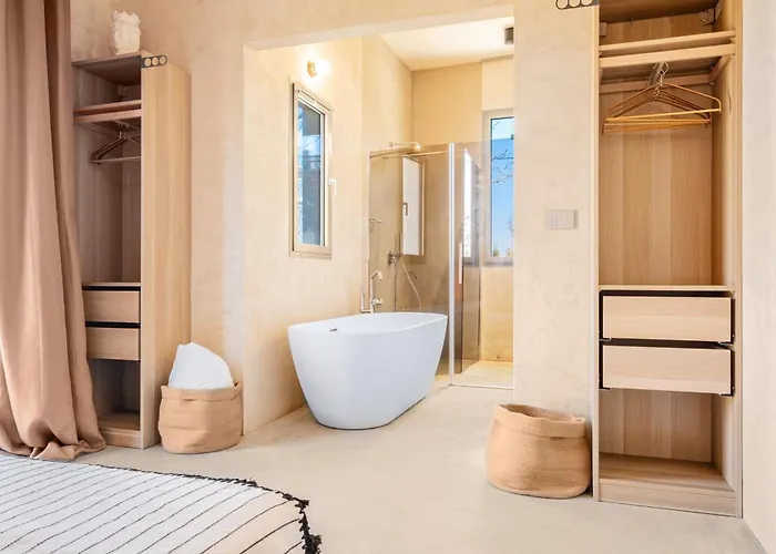 Quadro Private Pool Villa *